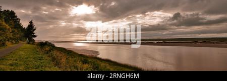 Tramonto su Cobequid Bay. Un'insenatura della Baia di Fundy e la parte più orientale del bacino di Minas, situata nella provincia canadese della nuova Scozia. Foto Stock