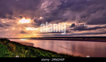 Tramonto su Cobequid Bay. Un'insenatura della Baia di Fundy e la parte più orientale del bacino di Minas, situata nella provincia canadese della nuova Scozia. Foto Stock