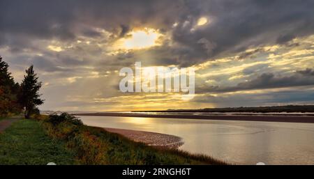 Tramonto su Cobequid Bay. Un'insenatura della Baia di Fundy e la parte più orientale del bacino di Minas, situata nella provincia canadese della nuova Scozia. Foto Stock