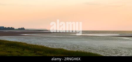 Tramonto su Cobequid Bay. Un'insenatura della Baia di Fundy e la parte più orientale del bacino di Minas, situata nella provincia canadese della nuova Scozia. Foto Stock