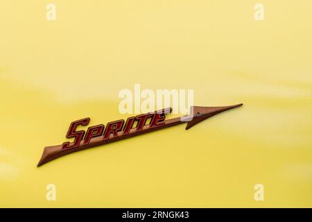 Fort Washington, Pennsylvania - 3 giugno 2023: Logo su un'automobile d'epoca gialla Austin-Healey Sprite Foto Stock