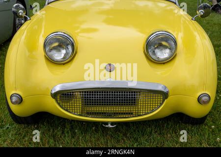 Fort Washington, Pennsylvania - 3 giugno 2023: Front-end di un'auto d'epoca gialla Austin-Healey Sprite. Lo Sprite è stato soprannominato "frogeye" nel Regno Unito e t Foto Stock