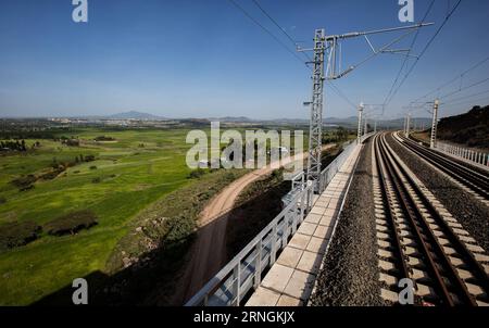 neue Eisenbahnstrecke zwischen der Hauptstadt Addis Abeba und Dschibuti (161004) -- ADDIS ABEBA, 4 ottobre 2016 -- la foto scattata il 3 ottobre 2016 mostra parte della ferrovia Etiopia-Gibuti vicino ad Addis Abeba, Etiopia. La prima ferrovia elettrificata moderna dell'Africa -- la ferrovia Etiopia-Gibuti costruita da aziende cinesi, è destinata a diventare pienamente operativa mercoledì. ) (nxl) ETIOPIA-ADDIS ABEBA-GIBUTI-RAILWAY ZhouxXiaoxiong PUBLICATIONxNOTxINxCHN nuova linea ferroviaria tra la capitale Addis Abeba e Gibuti Addis Abeba Ott 4 2016 la foto scattata IL 3 ottobre 2016 mostra parte dell'Etiopia Gibuti R. Foto Stock