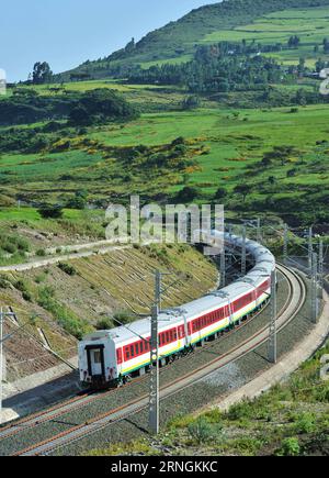 neue Eisenbahnstrecke zwischen der Hauptstadt Addis Abeba und Dschibuti (161004) -- ADDIS ABEBA, 4 ottobre 2016 -- Un treno corre sulla ferrovia Etiopia-Gibuti durante un test operativo nei pressi di Addis Abeba, Etiopia, il 3 ottobre 2016. La prima ferrovia elettrificata moderna dell'Africa -- la ferrovia Etiopia-Gibuti costruita da aziende cinesi, è destinata a diventare pienamente operativa mercoledì. ) (nxl) ETIOPIA-ADDIS ABEBA-GIBUTI-RAILWAY LixBaishun PUBLICATIONxNOTxINxCHN nuova linea ferroviaria tra la capitale Addis Abeba e Gibuti Addis Abeba OCT 4 2016 un treno corre SULLA ferrovia Etiopia Gibuti durante Foto Stock