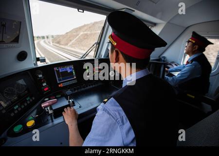 neue Eisenbahnstrecke zwischen der Hauptstadt Addis Abeba und Dschibuti (161004) -- ADDIS ABEBA, 4 ottobre 2016 -- i conducenti Liu Ji (L) e Zhang Shuqiang guidano un treno di prova sulla ferrovia Etiopia-Gibuti durante un test operativo nei pressi di Addis Abeba, Etiopia, il 3 ottobre 2016. La prima ferrovia elettrificata moderna dell'Africa -- la ferrovia Etiopia-Gibuti costruita da aziende cinesi, è destinata a diventare pienamente operativa mercoledì. ) (nxl) ETIOPIA-ADDIS ABEBA-GIBUTI-RAILWAY ZhouxXiaoxiong PUBLICATIONxNOTxINxCHN nuova linea ferroviaria tra la capitale Addis Abeba e Gibuti Addis Abeba OCT 4 2016 Drive Foto Stock