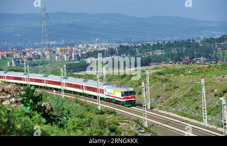 neue Eisenbahnstrecke zwischen der Hauptstadt Addis Abeba und Dschibuti (161004) -- ADDIS ABEBA, 4 ottobre 2016 -- Un treno corre sulla ferrovia Etiopia-Gibuti durante un test operativo nei pressi di Addis Abeba, Etiopia, il 3 ottobre 2016. La prima ferrovia elettrificata moderna dell'Africa -- la ferrovia Etiopia-Gibuti costruita da aziende cinesi, è destinata a diventare pienamente operativa mercoledì. ) (nxl) ETIOPIA-ADDIS ABEBA-GIBUTI-RAILWAY LixBaishun PUBLICATIONxNOTxINxCHN nuova linea ferroviaria tra la capitale Addis Abeba e Gibuti Addis Abeba OCT 4 2016 un treno corre SULLA ferrovia Etiopia Gibuti durante Foto Stock