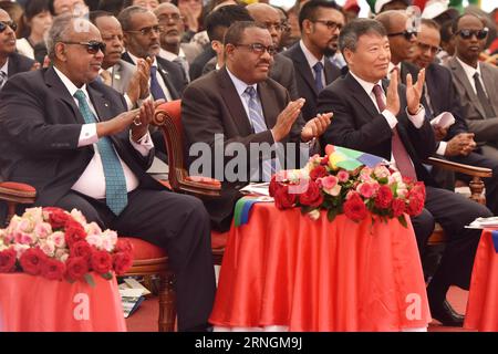 neue Eisenbahnstrecke zwischen der Hauptstadt Addis Abeba und Dschibuti (161006) -- ADDIS ABEBA, 6 ottobre 2016 -- Xu Shaoshi (R, fronte), inviato del presidente cinese Xi Jinping e capo del principale pianificatore economico cinese, Commissione nazionale per lo sviluppo e le riforme, primo ministro etiope Hailemariam Desalegn (C, fronte) e il presidente gibutiano Ismail Omar Guelleh (L, fronte) partecipano alla cerimonia di inaugurazione della ferrovia Addis Abeba-Gibuti ad Addis Abeba, capitale dell'Etiopia, il 5 ottobre 2016. L'Etiopia e Gibuti hanno lanciato mercoledì la prima ferrovia moderna elettrificata dell'Africa che collega l'Africa Foto Stock