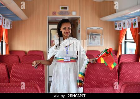 neue Eisenbahnstrecke zwischen der Hauptstadt Addis Abeba und Dschibuti (161006) -- ADDIS ABEBA, 6 ottobre 2016 -- un etiope sperimenta il primo treno passeggeri della ferrovia Addis Abeba-Gibuti ad Addis Abeba, Etiopia, il 5 ottobre 2016. L'Etiopia e Gibuti hanno lanciato mercoledì la prima ferrovia moderna elettrificata dell'Africa che collega le loro capitali, con funzionari che hanno salutato la ferrovia di costruzione cinese come l'ultima testimonianza dell'amicizia sino-africana. La ferrovia Etiopia-Gibuti di 752 km, nota anche come ferrovia Addis Abeba-Gibuti, fu inaugurata nella capitale etiope in un grande ceremo Foto Stock