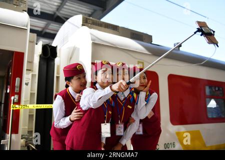 Themen der Woche Bilder des Tages neue Eisenbahnstrecke zwischen der Hauptstadt Addis Abeba und Dschibuti (161006) - ADDIS ABEBA, 6 ottobre 2016 -- i cinesi fanno un selfie prima dell'inizio del primo treno passeggeri della ferrovia Addis Abeba-Gibuti ad Addis Abeba, Etiopia, il 5 ottobre 2016. L'Etiopia e Gibuti hanno lanciato mercoledì la prima ferrovia moderna elettrificata dell'Africa che collega le loro capitali, con funzionari che hanno salutato la ferrovia di costruzione cinese come l'ultima testimonianza dell'amicizia sino-africana. La ferrovia Etiopia-Gibuti di 752 km, nota anche come ferrovia Addis Abeba-Gibuti Foto Stock