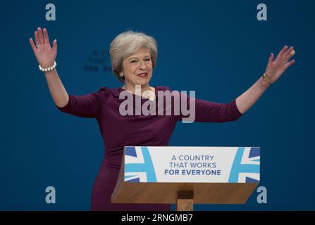 (161005) -- BIRMINGHAM, 5 ottobre 2016 -- il primo ministro britannico Theresa May saluta il pubblico prima di tenere un discorso nell'ultimo giorno della conferenza del partito conservatore a Birmingham, in Gran Bretagna, il 5 ottobre 2016. Il primo ministro britannico Theresa May ha chiuso la conferenza annuale dei conservatori a Birmingham mercoledì, dicendo che il suo partito deve occupare il centro della politica. CONFERENZA DEL PARTITO BRITANNICO-BIRMINGHAM-CONSERVATORE-CONCLUSIONE HanxYan PUBLICATIONxNOTxINxCHN Birmingham OCT 5 2016 il primo ministro britannico Theresa May saluta il pubblico prima di tenere un discorso NELL'ultima giornata dei contro Foto Stock