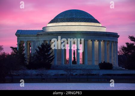Jefferson Memorial colorato Sky Washington DC // Jefferson Memorial contro un cielo colorato prima dell'alba. Foto Stock