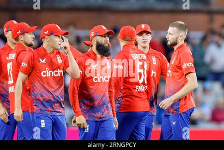 Old Trafford, Manchester, Regno Unito. 1 settembre 2023. 2° IT20, Inghilterra contro nuova Zelanda; Gus Atkinson of England (R) si congratula con i compagni di squadra dopo aver preso il wicket di Devon Conway della nuova Zelanda catturato Liam Livingstone, il suo primo wicket per l'Inghilterra Credit: Action Plus Sports/Alamy Live News Foto Stock