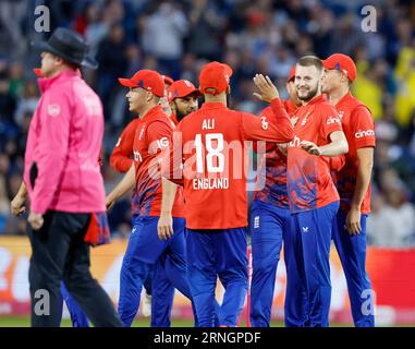 Old Trafford, Manchester, Regno Unito. 1 settembre 2023. 2° IT20, Inghilterra contro nuova Zelanda; l'inglese Gus Atkinson (secondo da destra) si congratula con i compagni di squadra dopo aver preso il wicket di Devon Conway della nuova Zelanda catturato Liam Livingstone, il suo primo wicket per l'Inghilterra Credit: Action Plus Sports/Alamy Live News Foto Stock