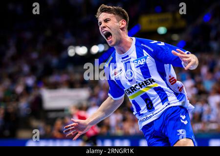 Stoccarda, Germania. 1 settembre 2023. Pallamano: Bundesliga, TVB Stoccarda - Füchse Berlin, Porsche Arena. Daniel Fernández di Stoccarda fa il saluto. Credito: Tom Weller/dpa/Alamy Live News Foto Stock