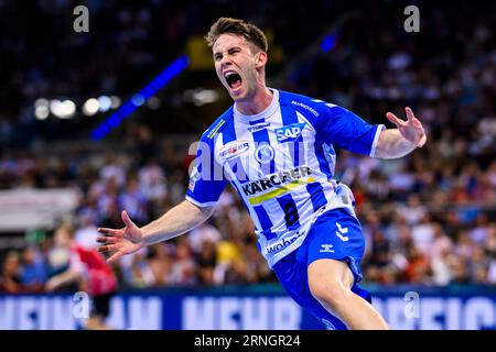 Stoccarda, Germania. 1 settembre 2023. Pallamano: Bundesliga, TVB Stoccarda - Füchse Berlin, Porsche Arena. Daniel Fernández di Stoccarda fa il saluto. Credito: Tom Weller/dpa/Alamy Live News Foto Stock