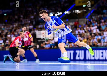 Stoccarda, Germania. 1 settembre 2023. Pallamano: Bundesliga, TVB Stoccarda - Füchse Berlin, Porsche Arena. Daniel Fernández di Stoccarda fa il saluto. Credito: Tom Weller/dpa/Alamy Live News Foto Stock