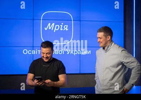 Kiev, Ucraina. 1 settembre 2023. Il presidente ucraino Volodymyr Zelenskyy, a sinistra, prova la nuova app telefonica digitale educativa Mriia come ministro della trasformazione digitale Mykhailo Fedorov, a destra, guarda durante il giorno della conoscenza, 1 settembre 2023 a Kiev, Ucraina. Credito: Ucraina Presidenza/Ufficio stampa presidenziale ucraino/Alamy Live News Foto Stock