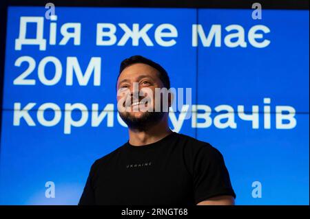 Kiev, Ucraina. 1 settembre 2023. Il presidente ucraino Volodymyr Zelenskyy sorride durante una presentazione su un nuovo progetto educativo digitale per i bambini delle scuole ucraine chiamato Mriia nel giorno della conoscenza, 1 settembre 2023 a Kiev, Ucraina. Credito: Ucraina Presidenza/Ufficio stampa presidenziale ucraino/Alamy Live News Foto Stock