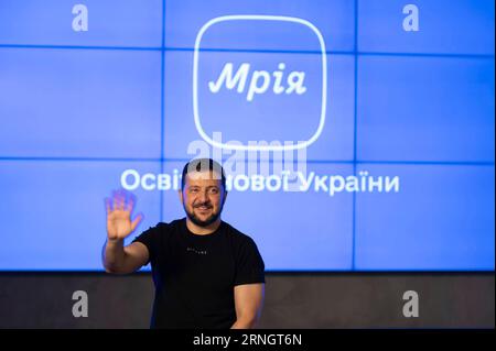 Kiev, Ucraina. 1 settembre 2023. Il presidente ucraino Volodymyr Zelenskyy ondata durante una presentazione su un nuovo progetto educativo digitale per i bambini delle scuole ucraine chiamato Mriia in occasione del giorno della conoscenza, 1 settembre 2023 a Kiev, Ucraina. Credito: Ucraina Presidenza/Ufficio stampa presidenziale ucraino/Alamy Live News Foto Stock