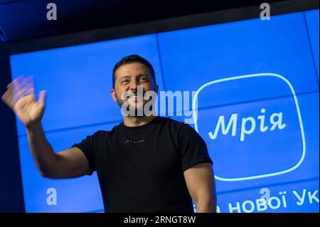 Kiev, Ucraina. 1 settembre 2023. Il presidente ucraino Volodymyr Zelenskyy ondata durante una presentazione su un nuovo progetto educativo digitale per i bambini delle scuole ucraine chiamato Mriia in occasione del giorno della conoscenza, 1 settembre 2023 a Kiev, Ucraina. Credito: Ucraina Presidenza/Ufficio stampa presidenziale ucraino/Alamy Live News Foto Stock