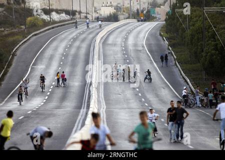 Jom Kippur in Israele (161012) -- GERUSALEMME, 12 ottobre 2016 -- persone cavalcano biciclette su una strada vuota durante lo Yom Kippur a Gerusalemme, 12 ottobre 2016. ) MIDEAST-JERUSALEM-YOM KIPPUR MuammarxAwad PUBLICATIONxNOTxINxCHN Yom KIPPUR in Israele 161012 Gerusalemme OCT 12 2016 celebrità cavalcate in bicicletta SU Empty Road durante Yom KIPPUR a Gerusalemme OCT 12 2016 Mideast Gerusalemme Yom KIPPUR MuammarxAwad PUBLICATIONxTxINxCHN Foto Stock