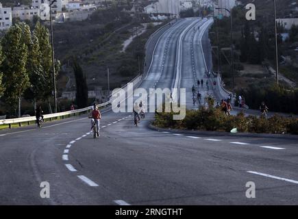 Jom Kippur in Israele (161012) -- GERUSALEMME, 12 ottobre 2016 -- persone cavalcano biciclette su una strada vuota durante lo Yom Kippur a Gerusalemme, 12 ottobre 2016. ) MIDEAST-JERUSALEM-YOM KIPPUR MuammarxAwad PUBLICATIONxNOTxINxCHN Yom KIPPUR in Israele 161012 Gerusalemme OCT 12 2016 celebrità cavalcate in bicicletta SU Empty Road durante Yom KIPPUR a Gerusalemme OCT 12 2016 Mideast Gerusalemme Yom KIPPUR MuammarxAwad PUBLICATIONxTxINxCHN Foto Stock