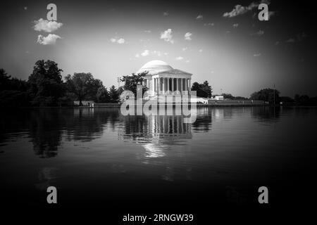 Jefferson Memorial, Washington, D.C. Fotografia in bianco e nero che mostra il monumento riflesso nel bacino delle maree. Foto Stock