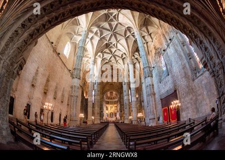Monastero di Jeronimos nave Manueline Architecture Belem Portogallo // BELEM, Portogallo - la navata del Mosteiro dos Jeronimos (Monastero di Jeronimos) mostra l'elaborato stile architettonico manuelino che definisce questo sito patrimonio mondiale dell'UNESCO. Costruito all'inizio del XVI secolo durante l'età delle scoperte del Portogallo, il monastero presenta colonne svettanti che si diramano in intricate volte a costine sopra la testa. La struttura è stata costruita per commemorare il successo del viaggio di Vasco da Gama in India ed è stata finanziata dalla ricchezza commerciale delle esplorazioni marittime portoghesi. Re Manuele ho commissionato il mostro Foto Stock