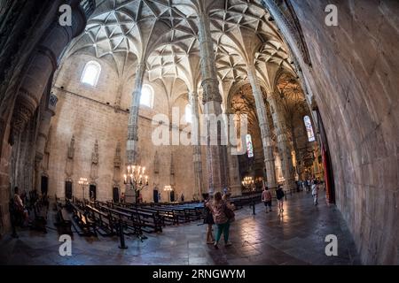 Monastero di Jeronimos nave Belem Portogallo // BELEM, Portogallo - la navata del Mosteiro dos Jeronimos (Monastero di Jeronimos) mostra l'elaborato stile architettonico manuelino che definisce questo sito patrimonio mondiale dell'UNESCO. Costruito all'inizio del XVI secolo durante l'età delle scoperte del Portogallo, il monastero presenta colonne svettanti che si diramano in intricate volte a costine sopra la testa. La struttura è stata costruita per commemorare il successo del viaggio di Vasco da Gama in India ed è stata finanziata dalla ricchezza commerciale delle esplorazioni marittime portoghesi. Re Manuele i commissionò il monastero nel 1501, e costr Foto Stock
