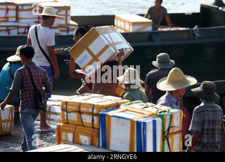 Kostümierte Stand-up-Paddler in St Petersburg, Russland (161017) -- DONGXING, 17 ottobre 2016 -- i lavoratori trasportano merci in una zona commerciale di confine tra Cina e Vietnam a Dongxing, nella regione autonoma Guangxi Zhuang della Cina meridionale, 16 ottobre 2016. Il volume commerciale di Dongxing ha raggiunto 1,41 miliardi di dollari nei primi sei mesi, con un incremento del 76% su base annua. ) (Zyd) CHINA-GUANGXI-VIETNAM-TRADE (CN) ZhouxHua PUBLICATIONxNOTxINxCHN Kostümierte stand up Paddlers a San Pietroburgo Russia Dong Xing OCT 17 2016 lavoratori trasportano merci IN una zona di confine tra la Cina e il Vietnam a Dong Xing South chi Foto Stock