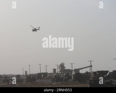 Kampf gegen IS: Offensive auf Mossul (161018) -- MOSUL, Oct. 18, 2016 -- A helicopter flies over the town of Qayyarah, south of Mosul, Iraq, on Oct. 18, 2016. Iraqi security forces on Tuesday recaptured more villages from the Islamic State (IS) militants, as part of a major offensive aimed at liberating the city of Mosul, the last major IS stronghold in Iraq, a security source said. ) IRAQ-MOSUL-IRAQI FORCES-RECAPTURE JaserxJawad PUBLICATIONxNOTxINxCHN   Fight against IS Offensive on Mosul  Mosul OCT 18 2016 a Helicopter FLIES Over The Town of  South of Mosul Iraq ON OCT 18 2016 Iraqi Security Stock Photo