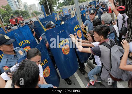 Protesta vor der US-Botschaft a Manila (161019) -- MANILA, 19 ottobre 2016 -- poliziotti si scontrano con attivisti durante una violenta dispersione di una manifestazione di protesta davanti all'ambasciata degli Stati Uniti a Manila, nelle Filippine, 19 ottobre 2016. Migliaia di Moro e indigeni si sono recati presso l'ambasciata degli Stati Uniti per sostenere la politica estera indipendente del presidente Rodrigo Duterte e hanno chiesto l'abolizione del Trattato di difesa reciproca (MDT), dell'accordo sulle forze in visita (VFA) e dell'accordo di cooperazione rafforzata (EDCA) tra le Filippine e gli Stati Uniti. )(AXY) PHILIPPINES-MANILA-ANTI-U.S.-PR Foto Stock