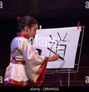 (161019) -- SYDNEY, 19 ottobre 2016 -- Una ragazza scrive Tao su un grande foglio di carta durante la spettacolare stravaganza musicale di Sydney Chinese Language 2016 a Sydney, Australia, 19 ottobre 2016. Più di 1.100 studenti delle scuole australiane hanno mostrato il loro talento artistico e le loro abilità nella lingua cinese al Sydney Chinese Language Spectacular 2016 Music Extravaganza il mercoledì sera. ) (lrz) AUSTRALIA-SYDNEY-LINGUA CINESE SPETTACOLARE 2016 STRAVAGANZA MUSICALE ZhuxHongye PUBLICATIONxNOTxINxCHN Sydney OCT 19 2016 a Girl Writs Tao ON a Large Sheet of Paper durante il Sydney Chinese Language Spectacu Foto Stock