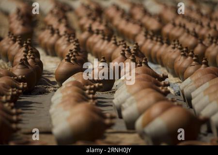 (161020) -- BHAKTAPUR, 19 ottobre 2016 -- foto scattata il 19 ottobre 2016 mostra i vasi di argilla conservati nella piazza della ceramica a Bhaktapur, Nepal. Bhaktapur è un'antica città comunitaria del Newar ed è ben nota per le sue ceramiche. )(zcc) NEPAL-BHAKTAPUR-CERAMICA OPERA PratapxThapa PUBLICATIONxNOTxINxCHN Bhaktapur 19 ottobre 2016 la foto scattata IL 19 ottobre 2016 mostra la pentola di argilla conservata PRESSO la Piazza della ceramica a Bhaktapur in Nepal Bhaktapur SI TROVA nell'antica città comunitaria del Newar ed È ben nota per il suo lavoro di ceramica ZCC Nepal Bhaktapur PratapxThapa PUBLINTIXINTIXCHN Foto Stock