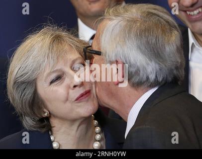 EU-Gipfel in Brüssel (161020) -- BRUSSELS, Oct. 20, 2016 -- British Prime Minister Theresa May (L) is greeted by European Commission President Jean-Claude Juncker at group photo session during an EU Summit at its headquarters in Brussels, Belgium, Oct. 20, 2016. ) BELGIUM-BRUSSELS-EU-SUMMIT YexPingfan PUBLICATIONxNOTxINxCHN   EU Summit in Brussels  Brussels OCT 20 2016 British Prime Ministers Theresa May l IS greeted by European Commission President Jean Claude Juncker AT Group Photo Session during to EU Summit AT its Headquarters in Brussels Belgium OCT 20 2016 Belgium Brussels EU Summit YexP Stock Photo