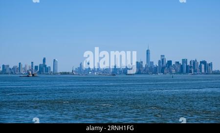 Paesaggio urbano di Manhattan, il più densamente popolato e geograficamente più piccolo dei cinque quartieri di New York City dal porto di New York Foto Stock