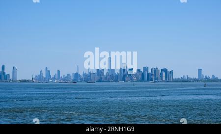 Paesaggio urbano di Manhattan, il più densamente popolato e geograficamente più piccolo dei cinque quartieri di New York City dal porto di New York Foto Stock