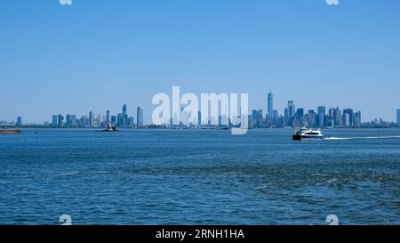 Paesaggio urbano di Manhattan, il più densamente popolato e geograficamente più piccolo dei cinque quartieri di New York City dal porto di New York Foto Stock