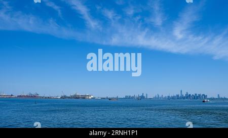 Paesaggio urbano di Manhattan, il più densamente popolato e geograficamente più piccolo dei cinque quartieri di New York City dal porto di New York Foto Stock