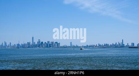 Paesaggio urbano di Manhattan, il più densamente popolato e geograficamente più piccolo dei cinque quartieri di New York City dal porto di New York Foto Stock