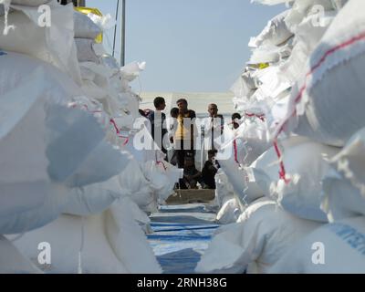 (161025) -- QAYYARAH, 25 ottobre 2016 -- le persone del campo di Jadah ricevono cibo nella città di Qayyarah nel sud di Mosul, Iraq, il 25 ottobre 2016. L'Ufficio delle Nazioni Unite per il coordinamento degli affari umanitari (OCHA) Stephane Dujarric ha detto ai giornalisti martedì che quasi 9.000 persone sono sfollate internamente a seguito dell'operazione militare di Mosul in Iraq. Lise grande, coordinatore umanitario delle Nazioni Unite per l'Iraq, ha detto che le operazioni militari per riprendere Mosul potrebbero innescare la più grande crisi umanitaria nel 2016, poiché la situazione della sicurezza nell'area limita la capacità delle agenzie di aiuto di fornire aiuto. ) IRAQ-QAYARA Foto Stock