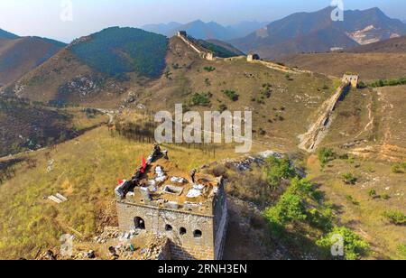 QINHUANGDAO, 25 ottobre 2016 -- i lavoratori rinnovano la torre di guardia della sezione Fo eryu della grande Muraglia nella contea di Lulong della città di Qinhuangdao, provincia di Hebei nella Cina settentrionale, 25 ottobre 2016. Questa sezione della grande Muraglia è lunga 4 km e sarà ripristinata al suo aspetto originale. )(wsw) CHINA-HEBEI-GREAT WALL-RENOVATION (CN) YangxShiyao PUBLICATIONxNOTxINxCHN Qinhuangdao OCT 25 2016 i lavoratori rinnovano la Torre di Guardia per la sezione della grande Muraglia nella Contea di Qinhuangdao City North China S Hebei Province OCT 25 2016 questa sezione della grande Muraglia È lunga 4 km e sarà ripristinata originale Foto Stock