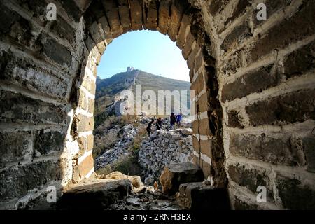 QINHUANGDAO, 25 ottobre 2016 -- i lavoratori rinnovano la torre di guardia della sezione Fo eryu della grande Muraglia nella contea di Lulong della città di Qinhuangdao, provincia di Hebei nella Cina settentrionale, 25 ottobre 2016. Questa sezione della grande Muraglia è lunga 4 km e sarà ripristinata al suo aspetto originale. )(wsw) CHINA-HEBEI-GREAT WALL-RENOVATION (CN) YangxShiyao PUBLICATIONxNOTxINxCHN Qinhuangdao OCT 25 2016 i lavoratori rinnovano la Torre di Guardia per la sezione della grande Muraglia nella Contea di Qinhuangdao City North China S Hebei Province OCT 25 2016 questa sezione della grande Muraglia È lunga 4 km e sarà ripristinata originale Foto Stock