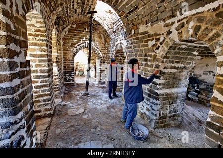 QINHUANGDAO, 25 ottobre 2016 -- i lavoratori rinnovano la torre di guardia della sezione Fo eryu della grande Muraglia nella contea di Lulong della città di Qinhuangdao, provincia di Hebei nella Cina settentrionale, 25 ottobre 2016. Questa sezione della grande Muraglia è lunga 4 km e sarà ripristinata al suo aspetto originale. )(wsw) CHINA-HEBEI-GREAT WALL-RENOVATION (CN) YangxShiyao PUBLICATIONxNOTxINxCHN Qinhuangdao OCT 25 2016 i lavoratori rinnovano la Torre di Guardia per la sezione della grande Muraglia nella Contea di Qinhuangdao City North China S Hebei Province OCT 25 2016 questa sezione della grande Muraglia È lunga 4 km e sarà ripristinata originale Foto Stock