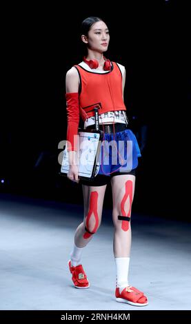 Un modello presenta una creazione per la Qiaodan Cup 11a China Sportswear Design Contest Final durante la China Fashion Week a Pechino, capitale della Cina, 27 ottobre 2016. ) (wyo) CHINA-BEIJING-FASHION WEEK(CN) ChenxJianli PUBLICATIONxNOTxINxCHN un modello presenta una creazione per la Qiaodan Cup undicesima finale del China Sportswear Design Contest durante la China Fashion Week a Pechino capitale della Cina ottobre 27 2016 wyo China Beijing Fashion Week CN ChenxJianli PUBLICATIONxNOTxINxCHN Foto Stock