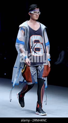 Un modello presenta una creazione per la Qiaodan Cup 11a China Sportswear Design Contest Final durante la China Fashion Week a Pechino, capitale della Cina, 27 ottobre 2016. ) (wyo) CHINA-BEIJING-FASHION WEEK(CN) ChenxJianli PUBLICATIONxNOTxINxCHN un modello presenta una creazione per la Qiaodan Cup undicesima finale del China Sportswear Design Contest durante la China Fashion Week a Pechino capitale della Cina ottobre 27 2016 wyo China Beijing Fashion Week CN ChenxJianli PUBLICATIONxNOTxINxCHN Foto Stock