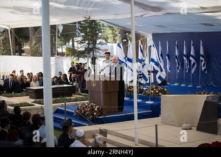 Bilder des Tages Shimon Peres - Enthüllung Seines Grabsteins auf dem Mt. Herzl NAtionalfriedhof a Gerusalemme il presidente israeliano Reuven Rivlin parla durante una cerimonia che svela la lapide dell'ex presidente israeliano Shimon Peres al Monte Cimitero nazionale di Herzl a Gerusalemme, 28 ottobre 2016. )(zhf) MIDEAST-JERUSALEM-SHIMON PERES-LAPIDE GuoxYu PUBLICATIONxNOTxINxCHN immagini il giorno della rivelazione di Shimon Peres la sua lapide sepolcrale sul Cimitero Nazionale del Monte Herzl a Gerusalemme il presidente israeliano Reuven Rivlin parla durante una cerimonia che svela la lapide per l'ex presidente israeliano Shimon Peres Foto Stock