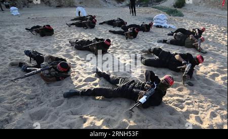 I militanti palestinesi delle brigate della resistenza nazionale, l'ala armata del fronte Democratico per la Liberazione della Palestina (DFLP), mostrano le loro abilità durante una cerimonia di laurea militare nella città meridionale di Rafah, nella Striscia di Gaza, il 28 ottobre 2016. ) CERIMONIA DI LAUREA MILITARE MIDEAST-GAZA KhaledxOmar PUBLICATIONxNOTxINxCHN militante PALESTINESE delle Brigate nazionali di resistenza l'Ala armata del fronte Democratico per la Liberazione della Palestina DFLP mostra le proprie ABILITÀ durante una cerimonia di laurea militare nella Striscia di Gaza meridionale città di Rafah SULL'OCT 28 2016 Mideast Gaza MIL Foto Stock