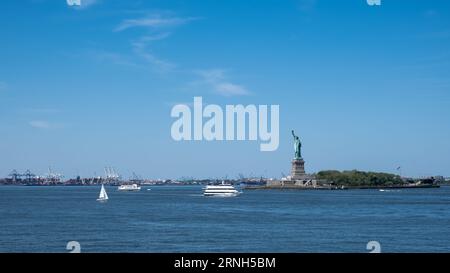 Vista della Statua della libertà, una colossale scultura neoclassica su Liberty Island nel porto di New York City, negli Stati Uniti. Foto Stock