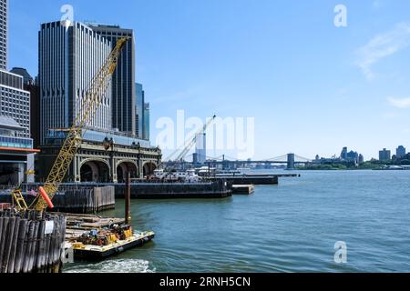 Vista dal Whitehall Terminal, un terminal dei traghetti utilizzato dallo Staten Island Ferry, che collega i quartieri dell'isola di Manhattan e Staten Island. Foto Stock